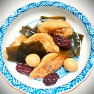🥣『 鶏ブツ切りと昆布の煮物 』🥢　🤎 骨から出る旨みと昆布のコクが染みわたる😋