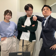 #1 ビジネススーツで象の背中に乗った男