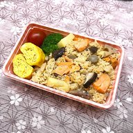 🥣『 焼き鮭と具沢山野菜の炊き込みご飯 』 🐟🥕✨新年度を元気ごはんで応援！😋